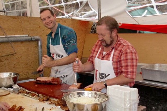 Pferdemarkt - Gunther und Carsten portionieren den Bauchspeck