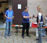Jugend-U15: Jugendleiter Marius überreicht Sina den Pokal